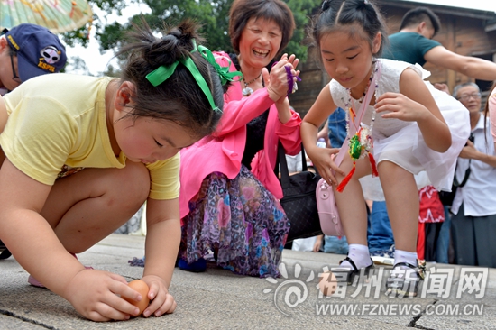 光祿吟臺(tái)上點(diǎn)雄黃　傳統(tǒng)民俗在孩子心中生根發(fā)芽