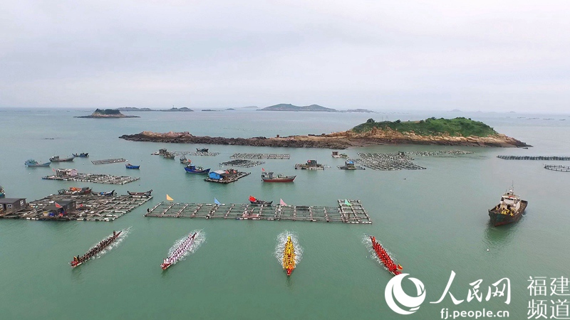從海上漁排準(zhǔn)出發(fā)比賽的龍舟 (航拍截圖)