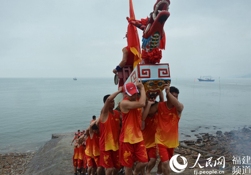 隊(duì)員們將龍舟抬回岸上 李挺攝