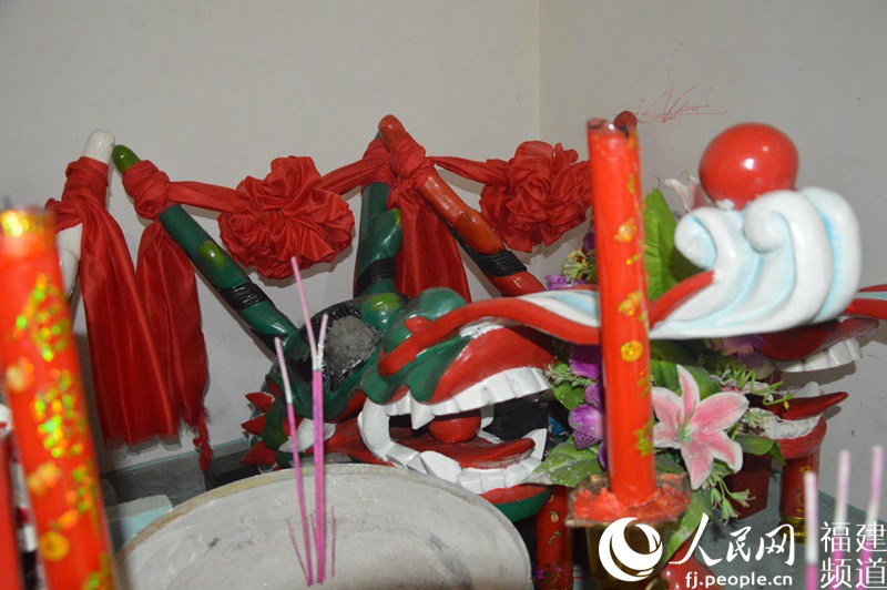 迎回祖廟的龍舟被海底淤泥封住了眼睛 李挺攝