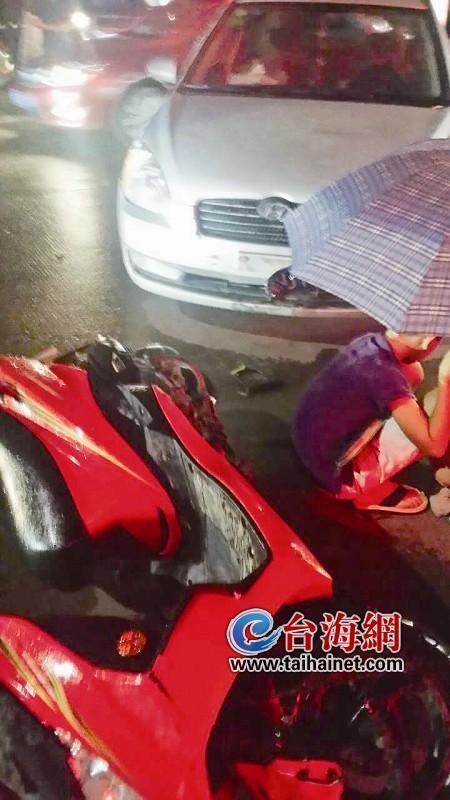 母子回家路上被撞倒地淋雨 尋好心“雨傘妹妹”