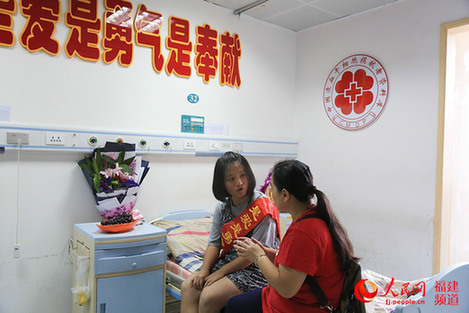 志愿者鼓勵唐瑩。鄒家驊攝
