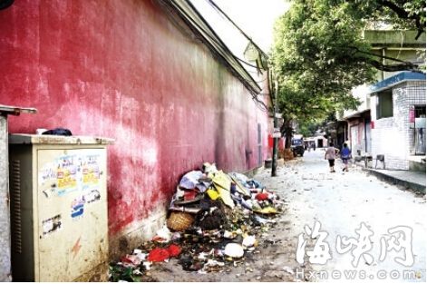 螺洲孔廟外墻邊堆著垃圾