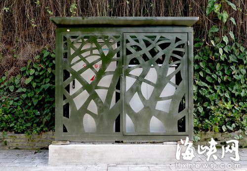 通信網(wǎng)柜罩上鏤空的綠色鐵殼