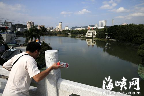 母女倆從10米高的橋上跳下，橋下水深近2米
