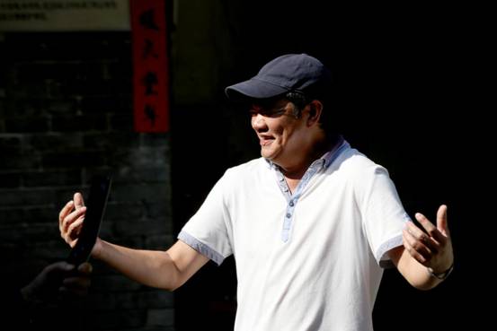 在永定客家土樓穿行在景區(qū)各個角落的“土樓大叔”已成為了景區(qū)里另一道的風景線