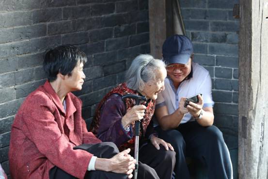 無論多忙，林如居總會抽空給土樓里的居民展示土樓日新月異的變化。這個習(xí)慣他已保持了三年