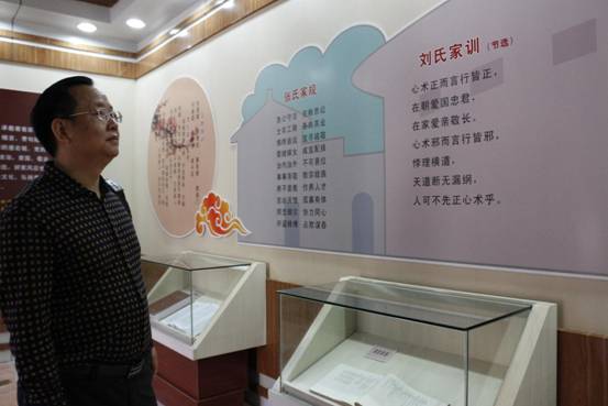 張凱祥時常會來到在永定客家土樓景區里，感受客家文化的同時，他也時不時的充當一回‘導游'向游客宣揚客家文化