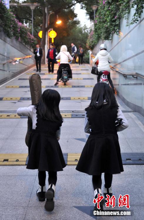 父親帶6歲雙胞胎蘿莉賣唱 成冬日福州街頭風景線