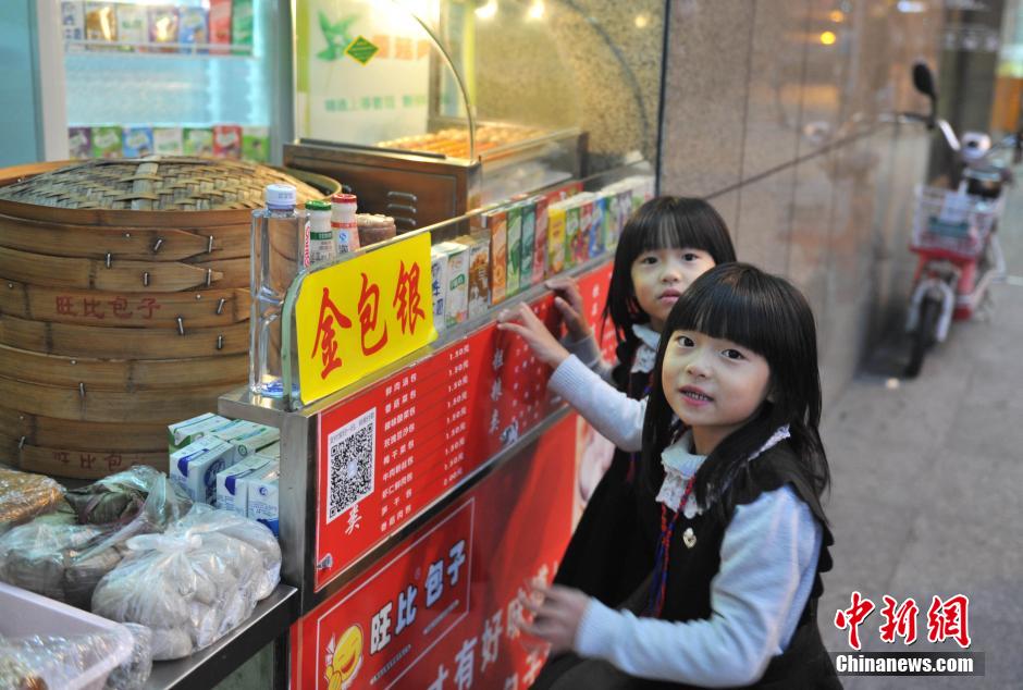 父親帶6歲雙胞胎蘿莉賣唱 成冬日福州街頭風景線
