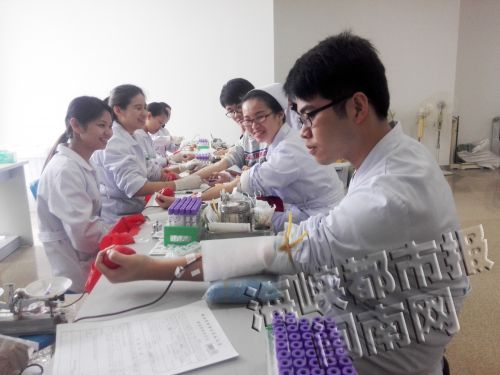 昨天上午，泉州市中醫院的醫護人員參與無償獻血