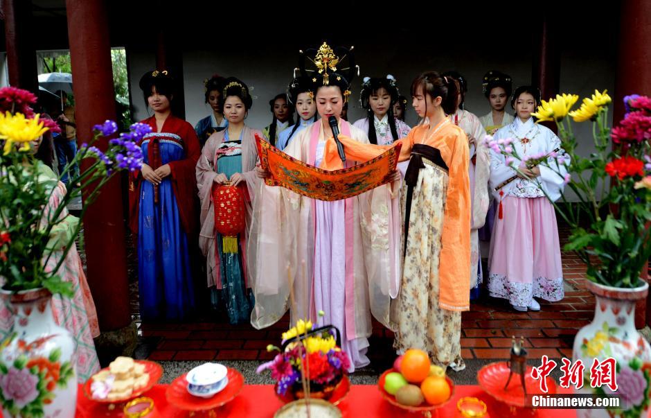 福州再現(xiàn)古老花朝祈福儀式 十二位少女為春祈福