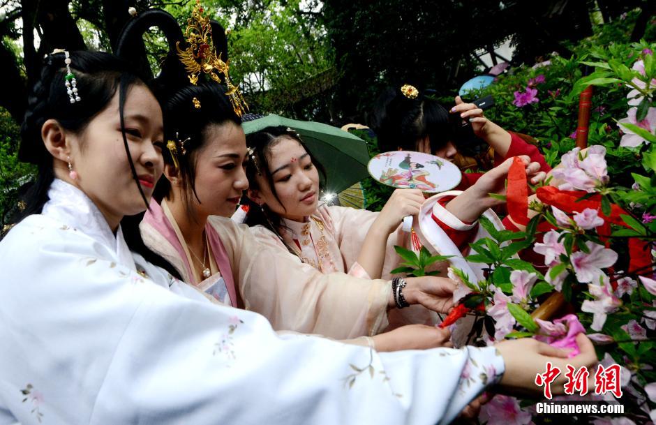 福州再現(xiàn)古老花朝祈福儀式 十二位少女為春祈福