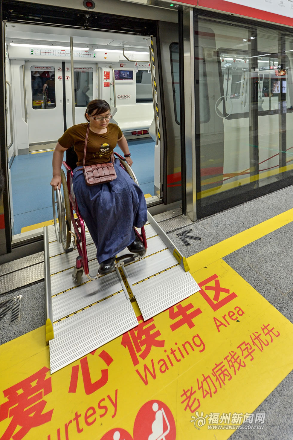 殘疾人試乘地鐵直呼“棒棒噠” 設無障礙升降梯