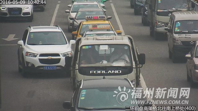 福州警方曝光150輛加塞壓線車輛 10輛車濫用遠光燈被罰