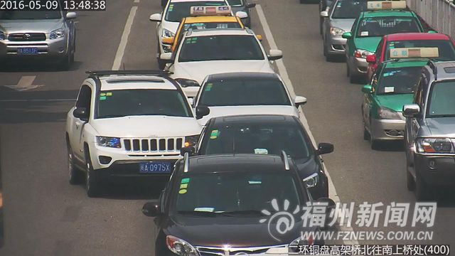 福州警方曝光150輛加塞壓線車輛 10輛車濫用遠光燈被罰
