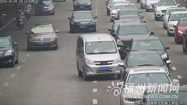 福州警方曝光150輛加塞壓線車輛 10輛車濫用遠光燈被罰