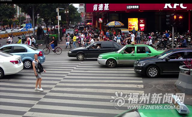 福州警方曝光150輛加塞壓線車輛 10輛車濫用遠(yuǎn)光燈被罰