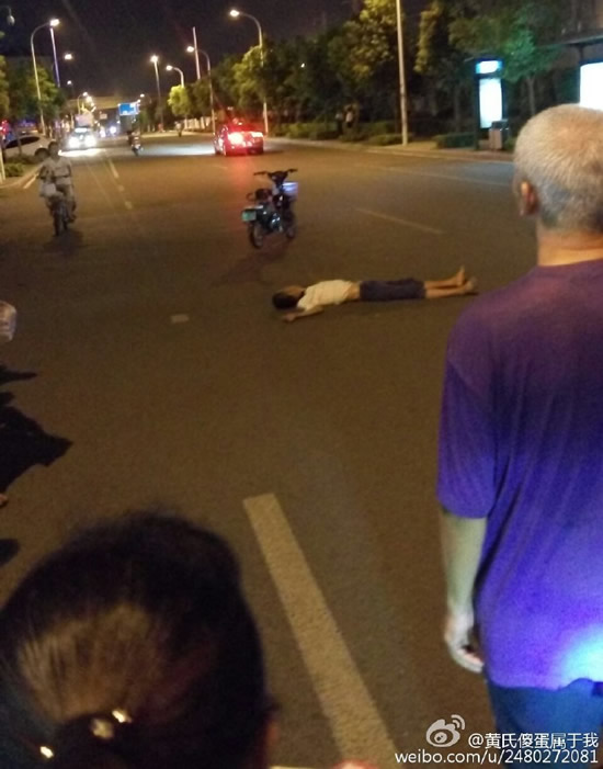 男子躺路上老人指揮車輛繞行　網(wǎng)友為熱心人點(diǎn)贊