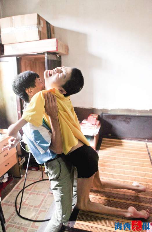 男子33年如一日照顧腦癱兒子 還做社工義務巡邏