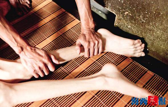 男子33年如一日照顧腦癱兒子 還做社工義務巡邏