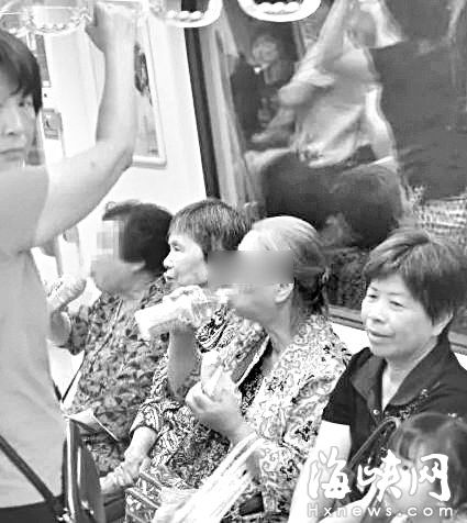 地鐵一號(hào)線南段試乘時(shí)，有市民在車內(nèi)吃東西（網(wǎng)友供圖） 
