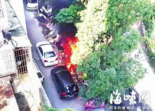福州有人亂燒垃圾！結(jié)果引發(fā)大火 2小車無辜被燒