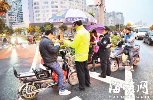 金洲南路浦上大道路口，交警對闖入機動車道的騎手進行處罰