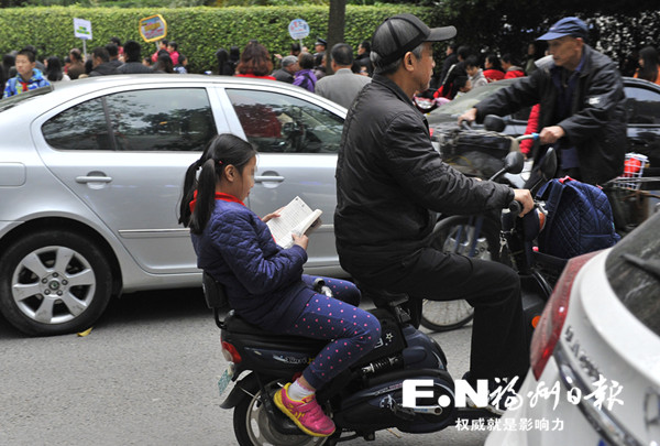 家長騎電動車闖紅燈、逆行等交通違法行為頻發生