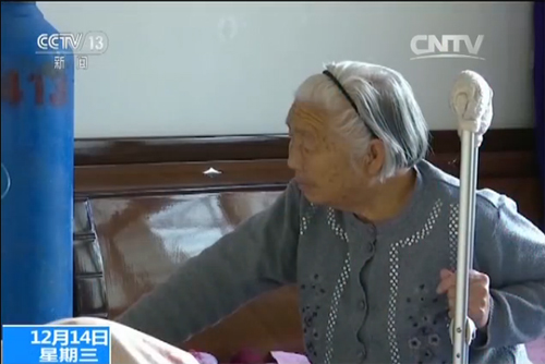 婆婆也不慎摔斷了腿