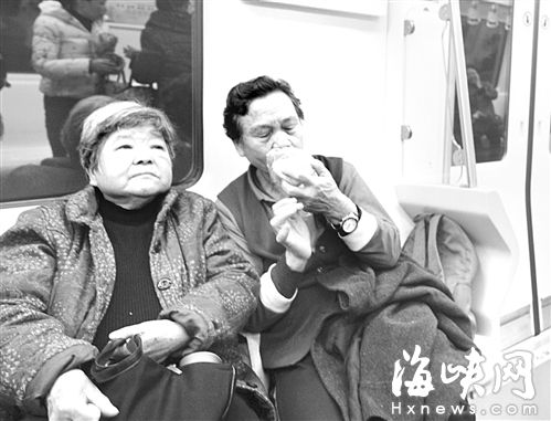 一老人在車廂內吃東西