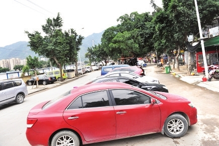 湖塘路上停滿了車