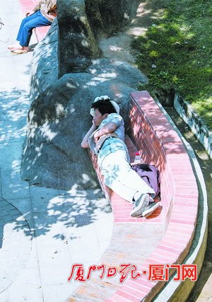廈門不文明現(xiàn)象曝光:穿著睡衣逛街 路邊坐椅當(dāng)床