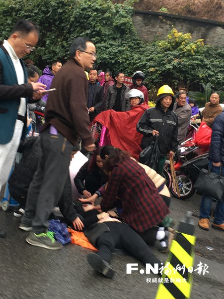 騎車女子街頭被撞陷入昏迷　三名路人挺身相救