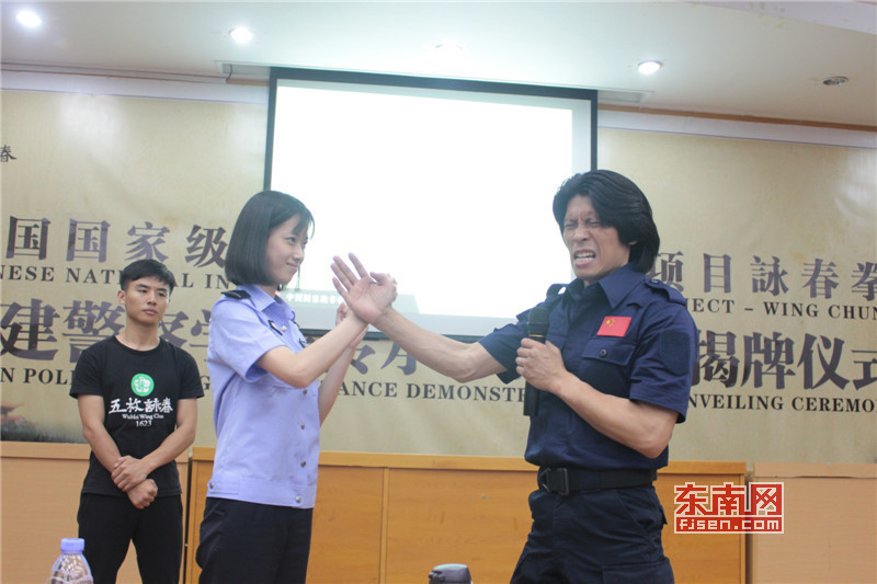 福建警察學院女生現場學習詠春拳.jpg