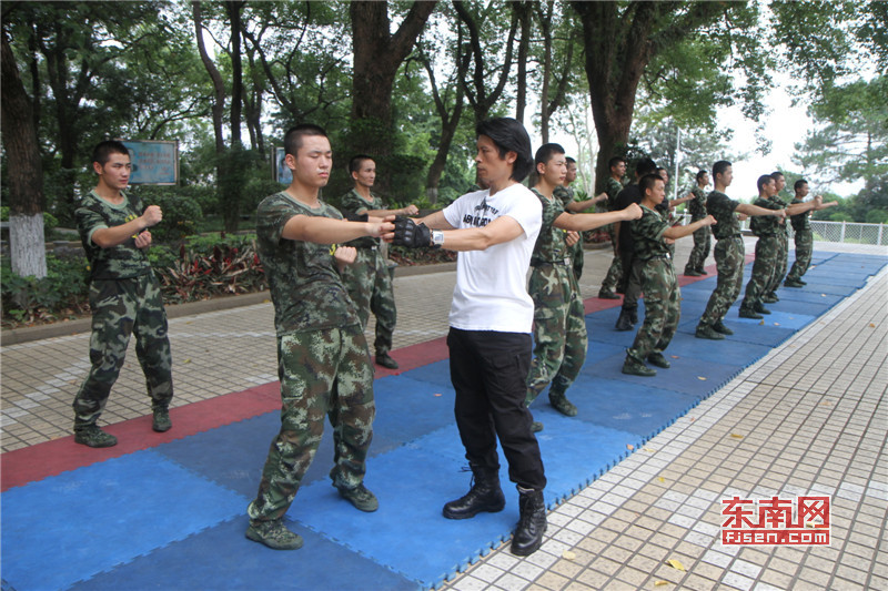 鄭祖杰向福建省委內衛武警官兵傳授詠春拳。.jpg