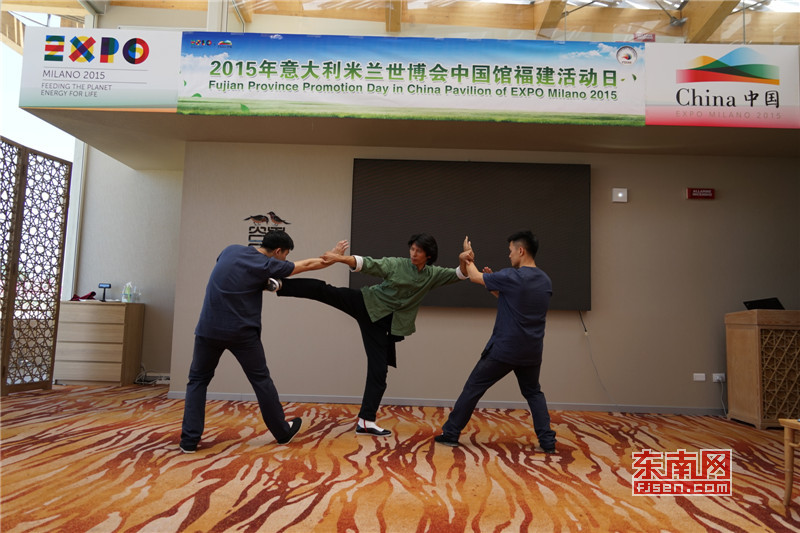 鄭祖杰帶領弟子在米蘭世博會演示詠春拳法。.jpg