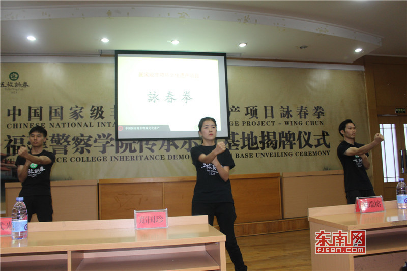 鄭祖杰弟子在展示詠春拳武術。.jpg