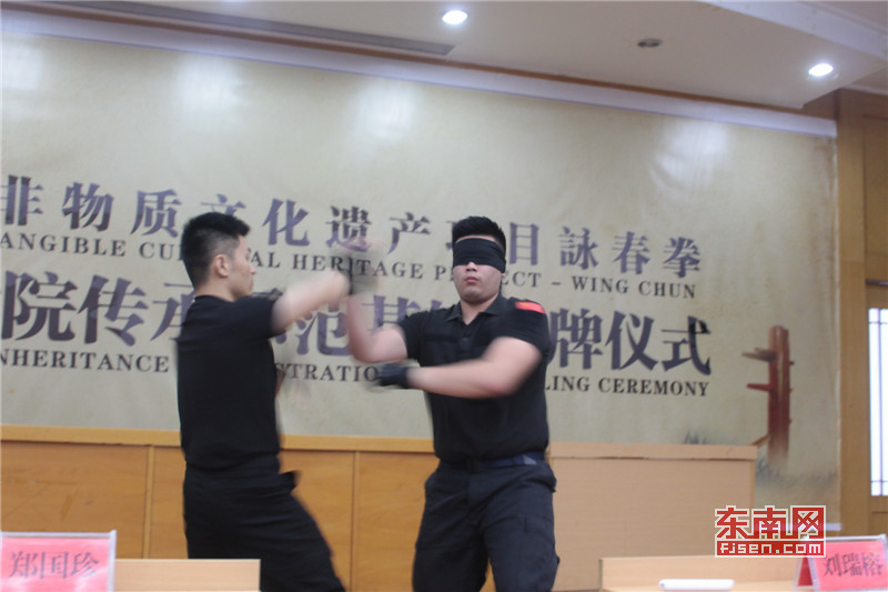 鄭祖杰徒弟在表演詠春拳盲打。.jpg