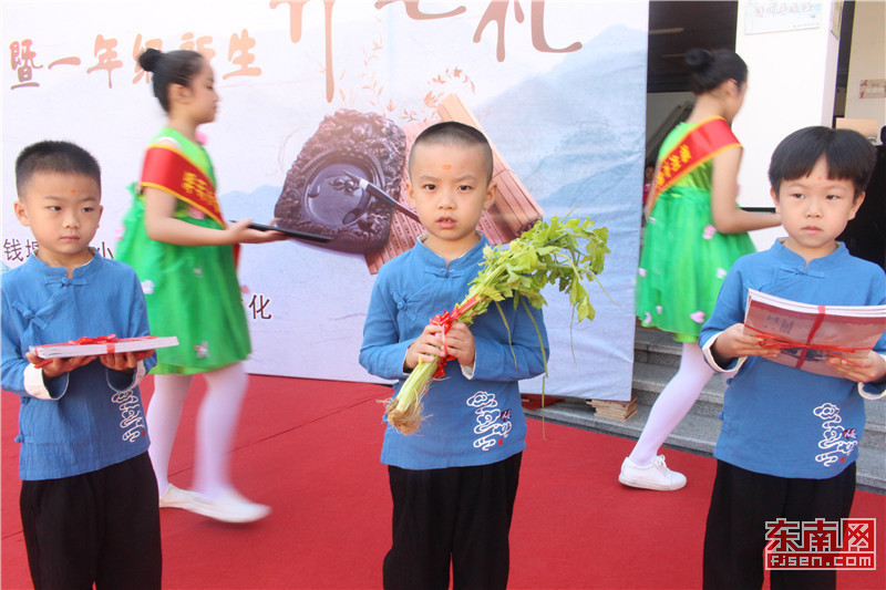 孩子們收到蔥與芹菜、國(guó)學(xué)讀物（東南網(wǎng)記者 張立慶攝）.jpg