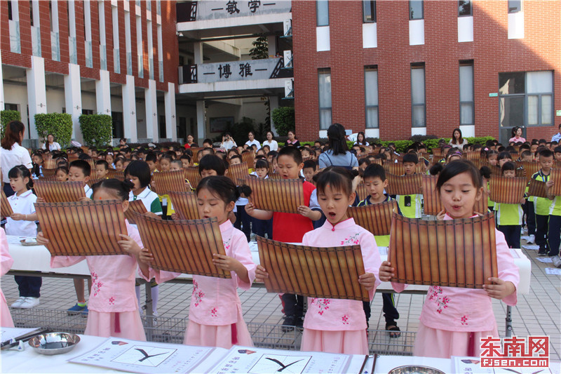 同學(xué)們誦讀簡(jiǎn)書(shū)《論語(yǔ)》.jpg