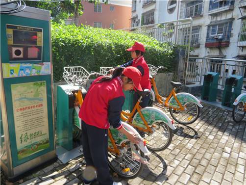 圖為：為共享單車洗洗澡。