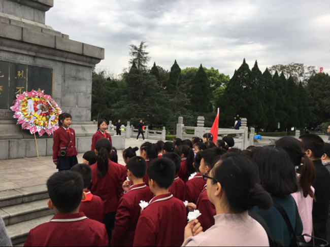 龍巖市松濤小學(xué)假日小分隊(duì)開展“清明祭英烈”主題活動(dòng)